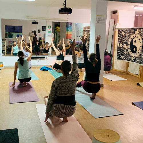 clases de yoga en escuela multidsciplinar kumudaEscuela multidisciplinar kumuda Tu bienestar es nuestro objetivo